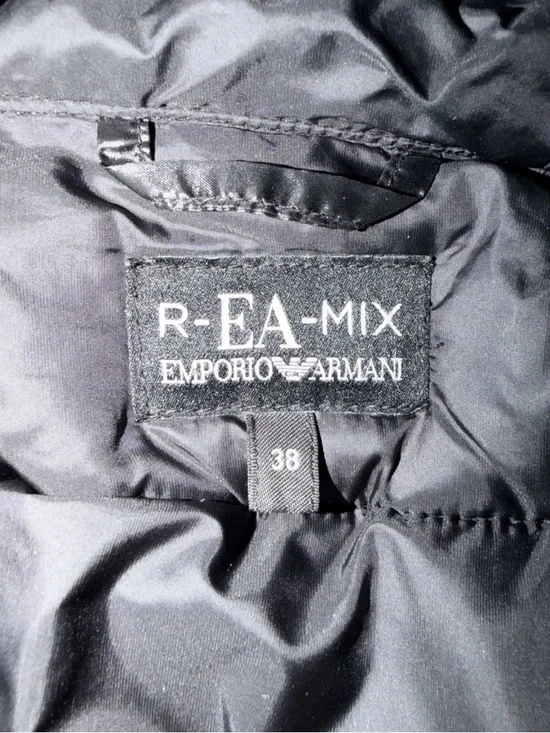 Authentic Emporio Armani women’s Puffer Jacket with hood Size 38, my size M - Picture 4 of 9